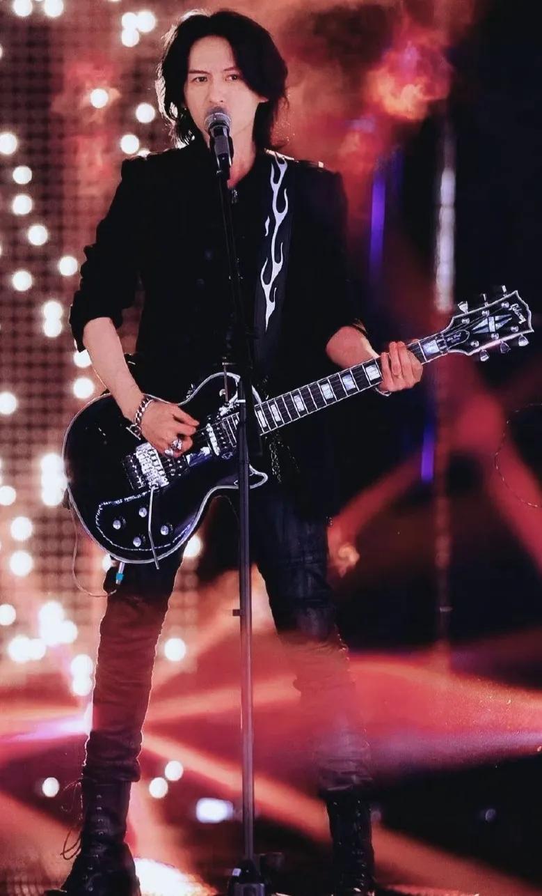 弹吉他的男人,弹吉他的男人唱什么歌好听