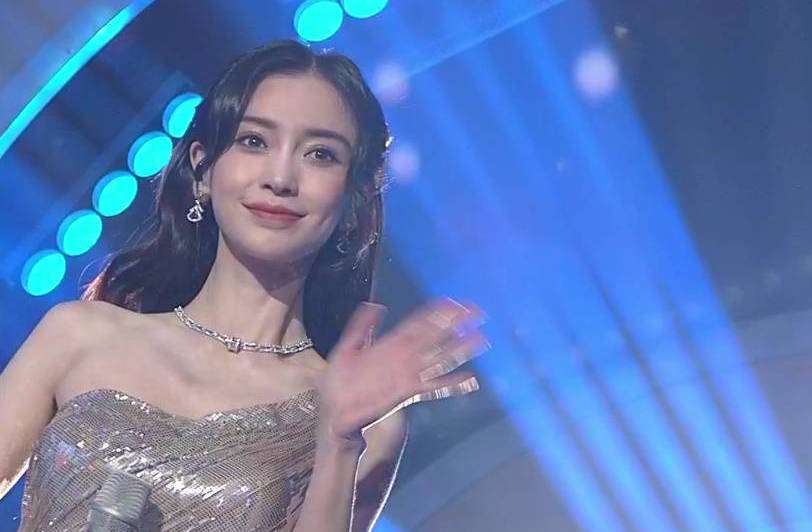 张小斐唱仰望星空致敬女足,元宵节春晚张小斐唱歌