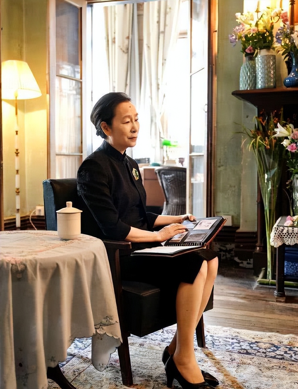 奚美娟年轻时的发型,奚美娟黑色长裙