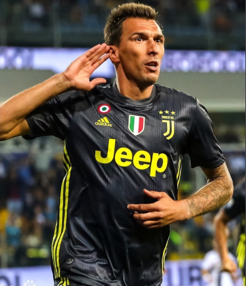 两位锋霸的故事，一个还在场上驰骋，一个坐在了教练席