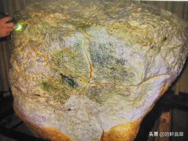 4000万的翡翠原石开了20亿,4000万切出来20亿的石头照片