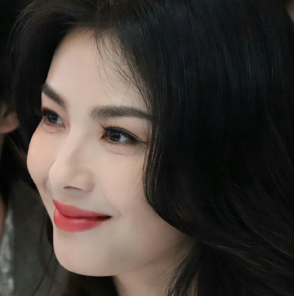 44岁刘涛变得越来越年轻了,43岁刘涛容颜耐看