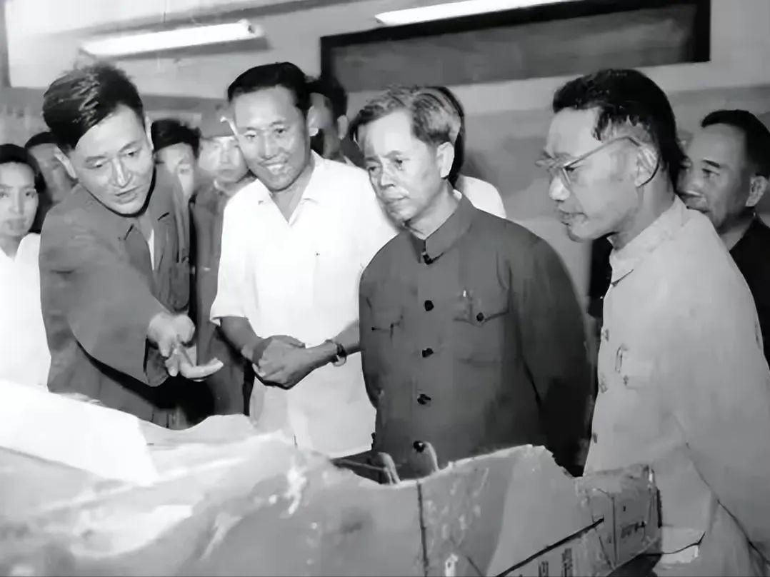 副总理*毅方**，坚持实事求是，正确看待两个凡是，推动高考制度恢复