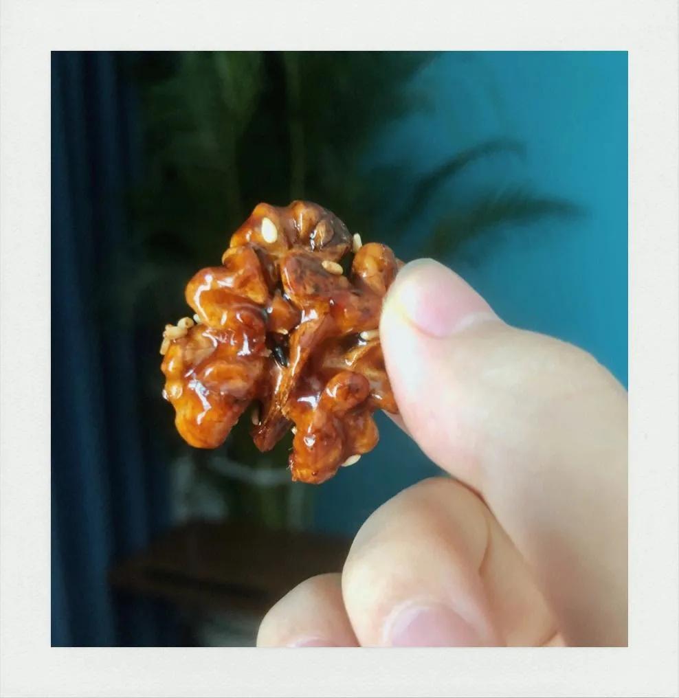 制作琥珀核桃仁最简单的方法,超经典的琥珀核桃仁在家也能做