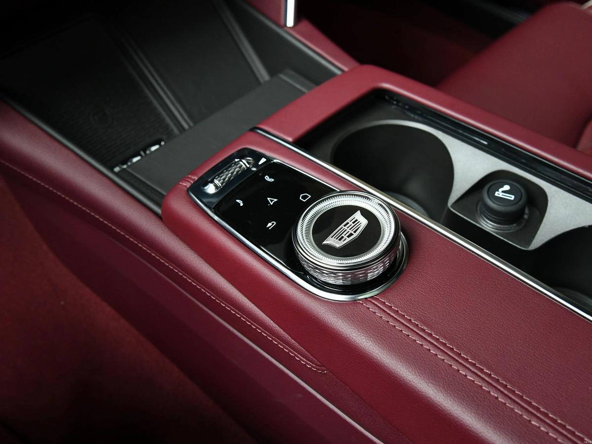 低调又高级的轿车,低调而又豪华的年轻轿车