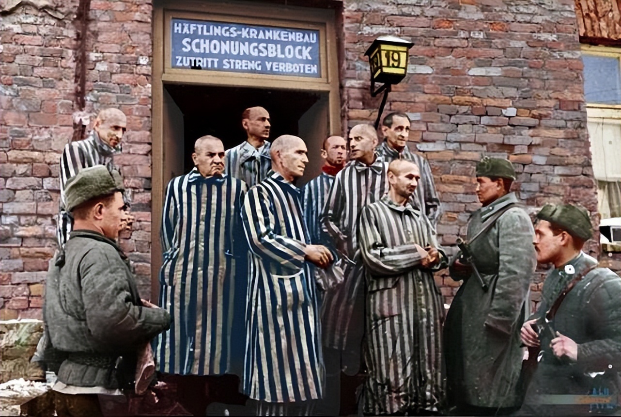 奥斯维辛集中营骨瘦如柴的犹太人,二战战争中给军人擦皮鞋老照片