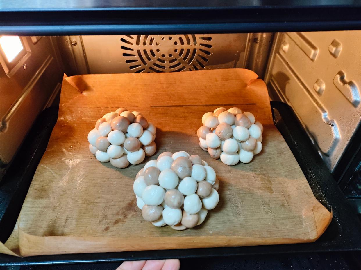 香喷喷的“足球”馒头来了，好吃又好玩，网友：不知从哪里下口？