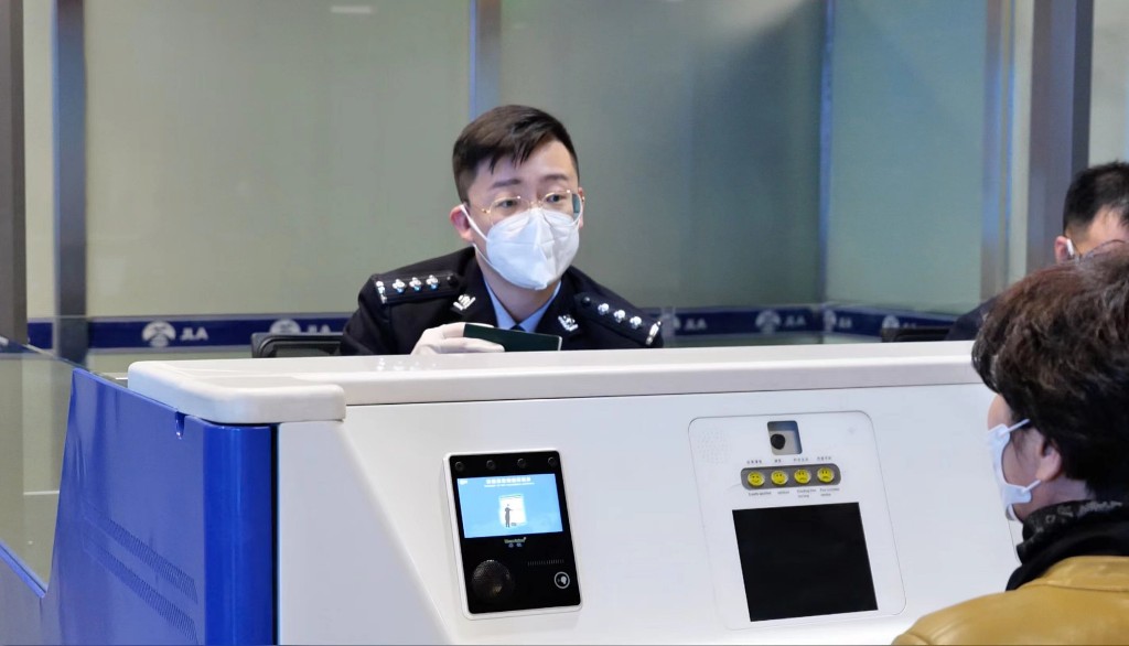 风雪中的最美警色,警察节绽放最美警色