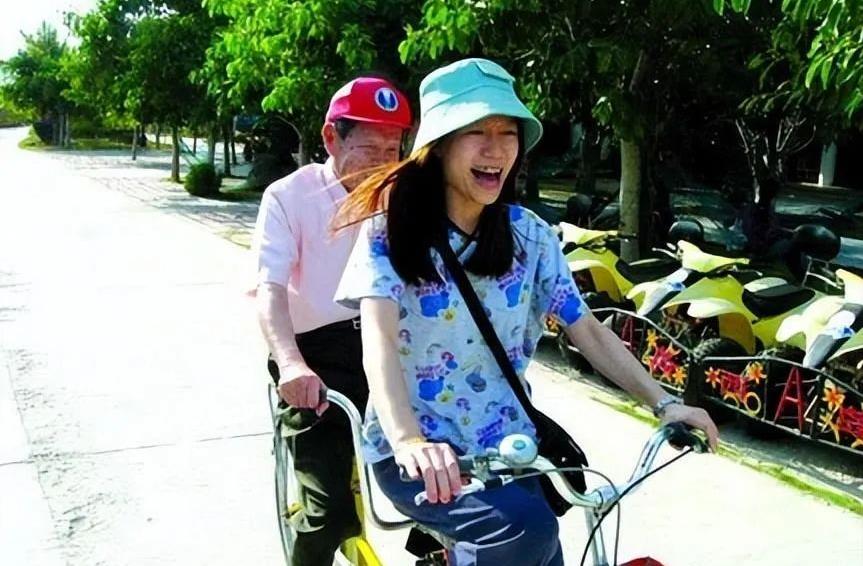 杨振宁前妻杜致礼见过翁帆吗,杨振宁前妻杜致礼和翁帆合照