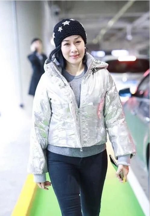 钟丽缇穿橘色运动装,钟丽缇身穿一身豹纹运动装