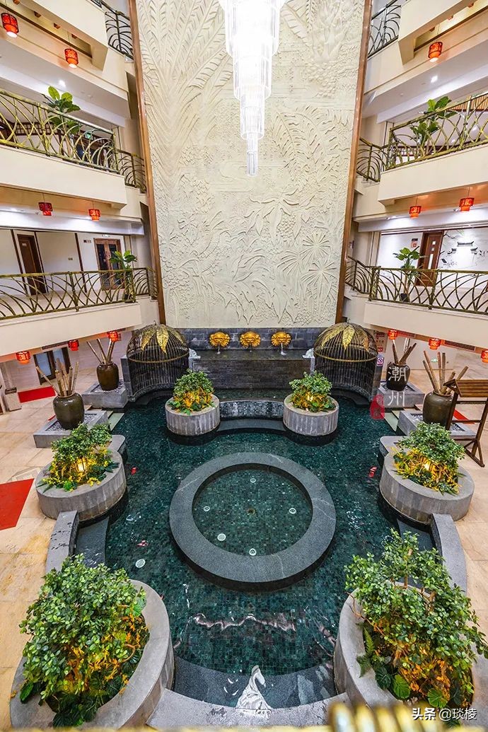 空中也能泡温泉?这个度假村,泡池层层叠叠,竟像梯田一样立体