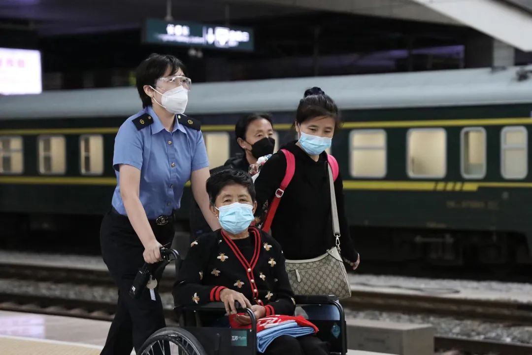 “老年旅客乘火车攻略”拍了拍你,快为爸妈收藏!