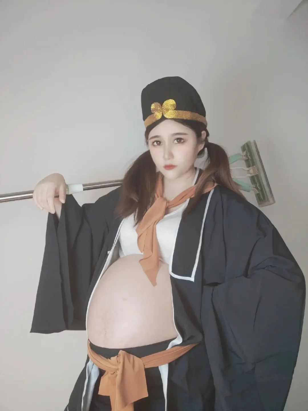 女友网上买了一件紧身裙子，这能穿的下？”网友：这也太紧了吧