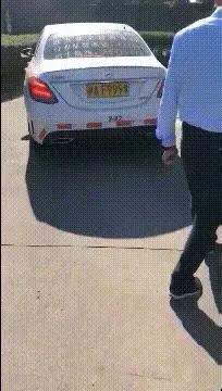 搞笑gif小姐姐这刀玩的真是太溜了,搞笑趣图小姐姐