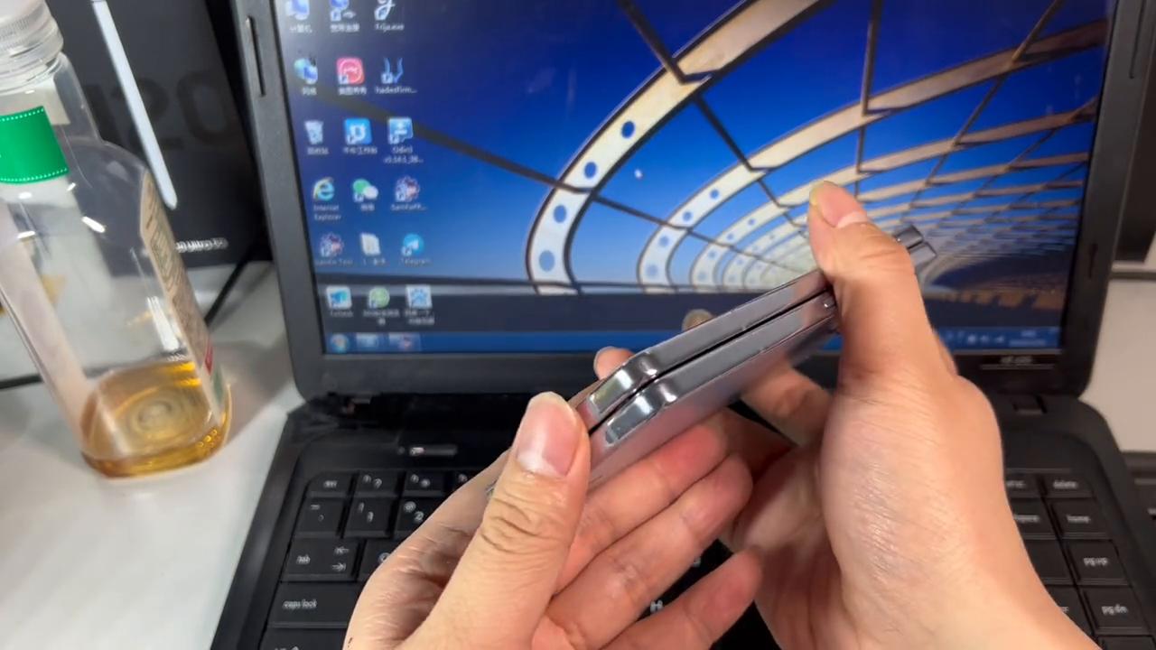 年末了要亏本清仓吗,三星zflip5和w24有什么区别