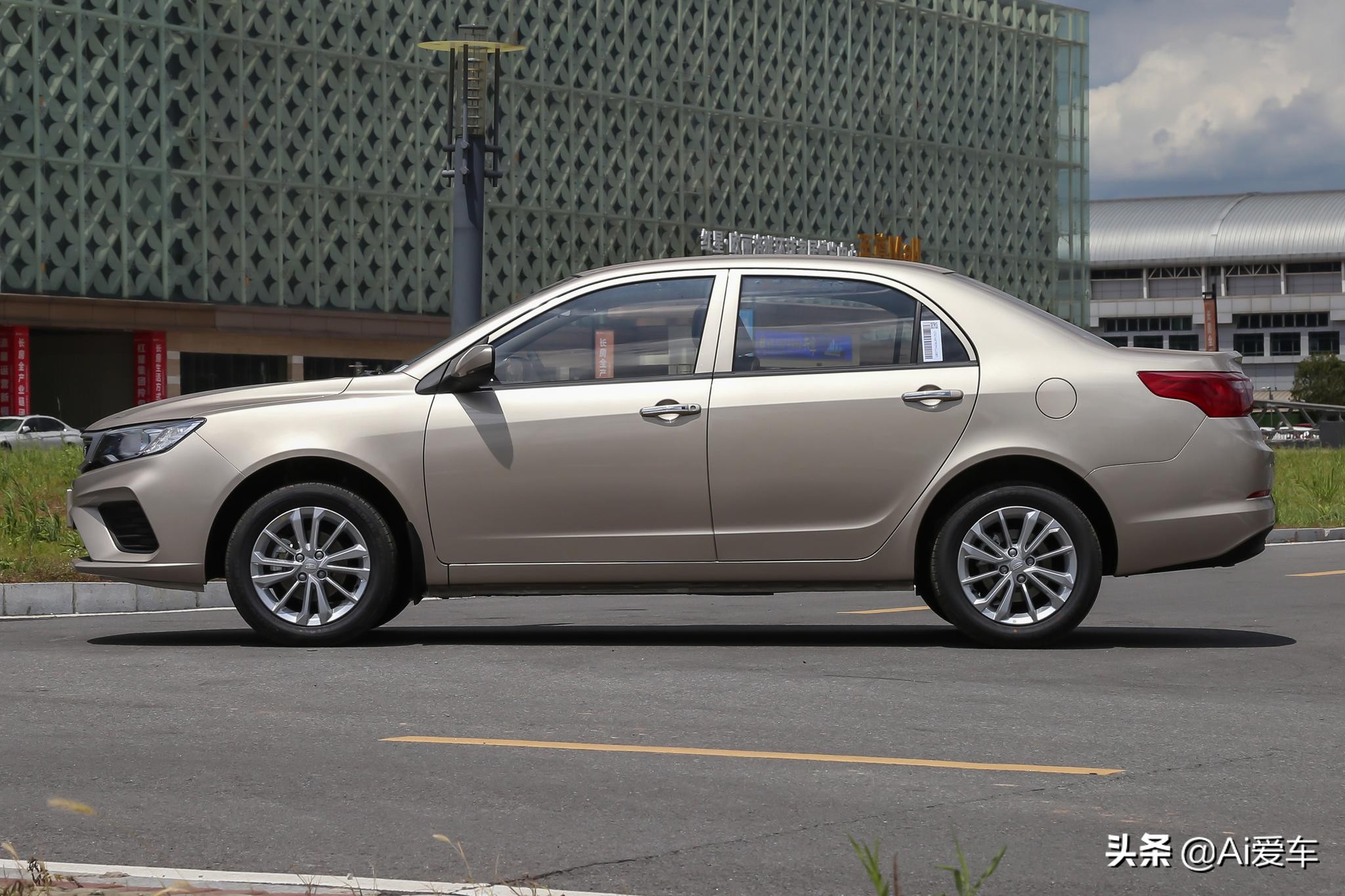 吉利黑标全新远景自动挡轿车测评,老百姓买得起的好车吉利全新远景