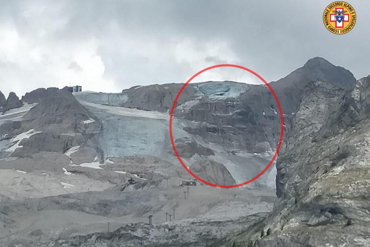 居然傻呆呆在拍，还不赶紧逃命？吉尔吉斯斯坦冰川崩塌：太可怕了