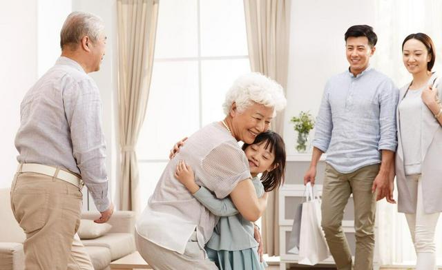 丈夫沉迷打牌老婆又打又骂,丈夫沉迷麻将妻子赶过去一看