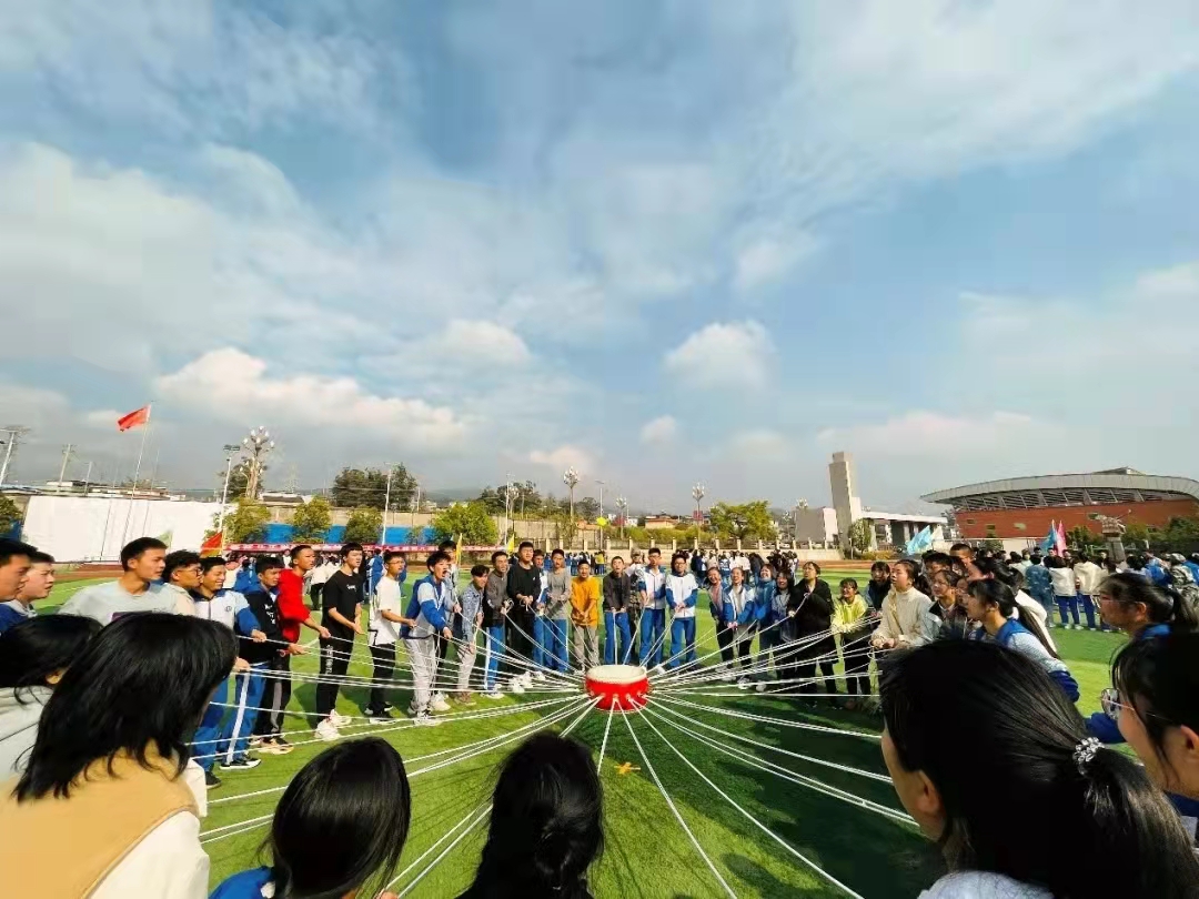 走出1大学校长2央视主持，凉山州1中学再放大招意欲再创辉煌