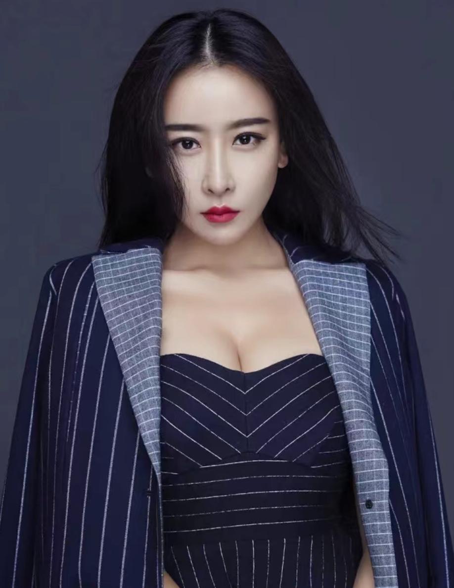 女星毛俊杰,从演员到资本大佬女明星