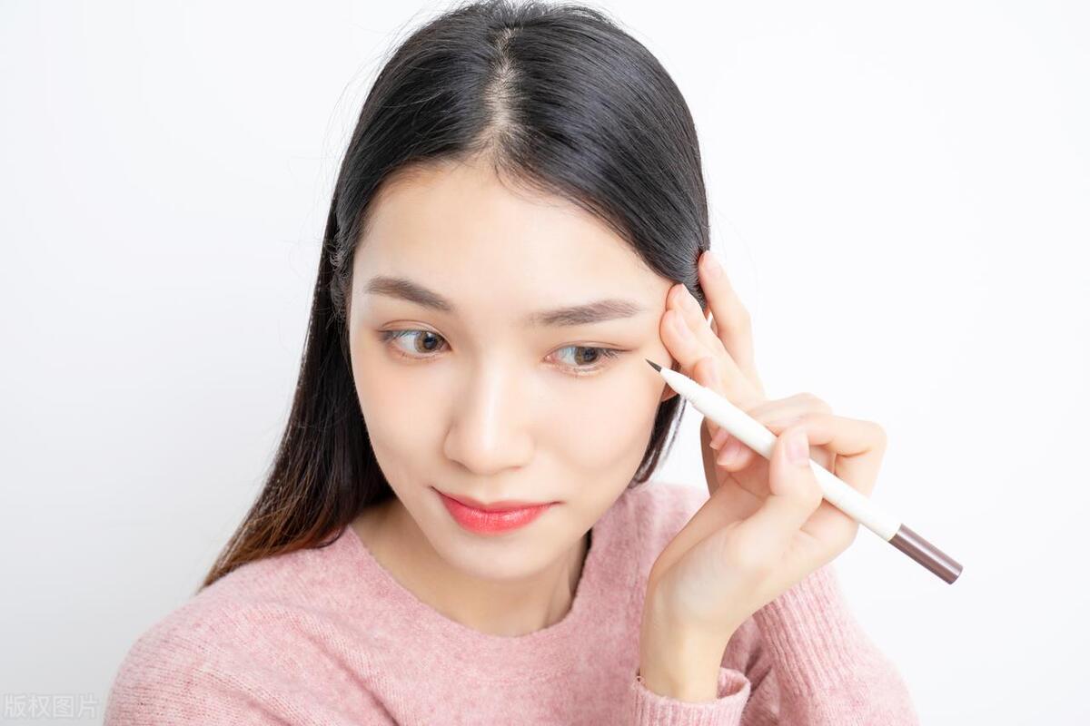 新手画眼线单眼皮外眼线,单眼皮怎么用液体眼线画眼线