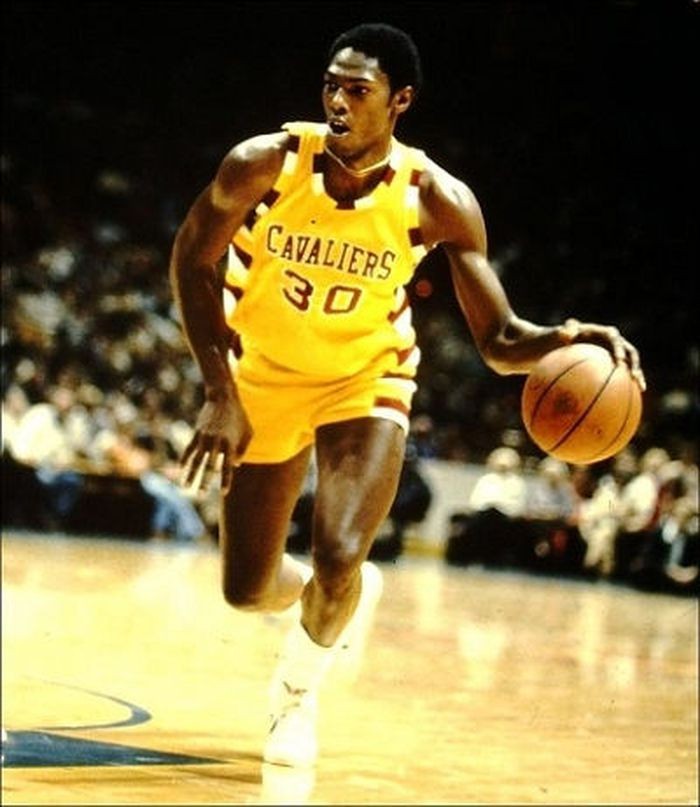 米切尔晃倒马刺10号,米切尔17赛季马刺