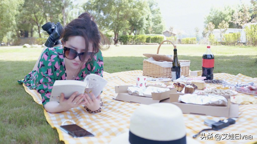 秋冬南方野餐彻底放弃羽绒服，穿连衣裙马丁靴，做草坪上最靓的妞