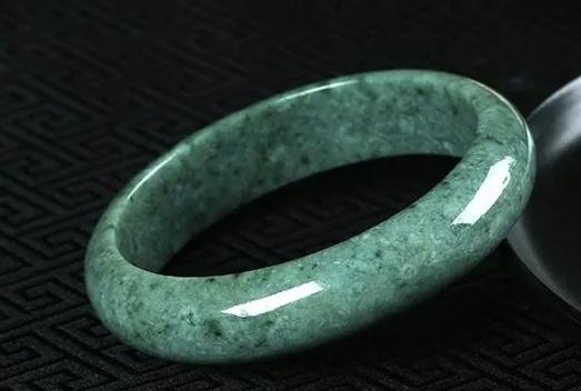 翡翠手镯表面有坑和划痕正常吗,直播间翡翠手镯被坑