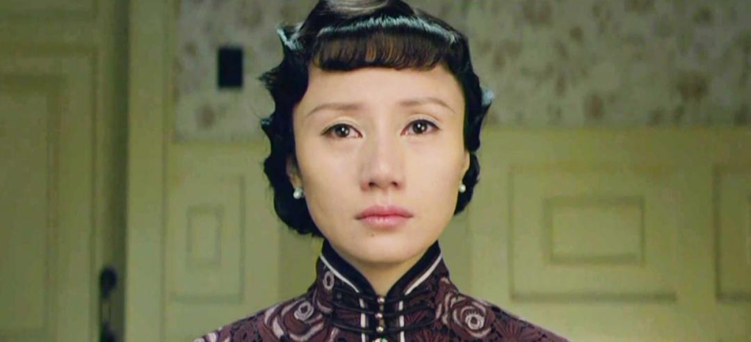 刘嘉玲关晓彤同框,穿旗袍大秀窈窕好身材