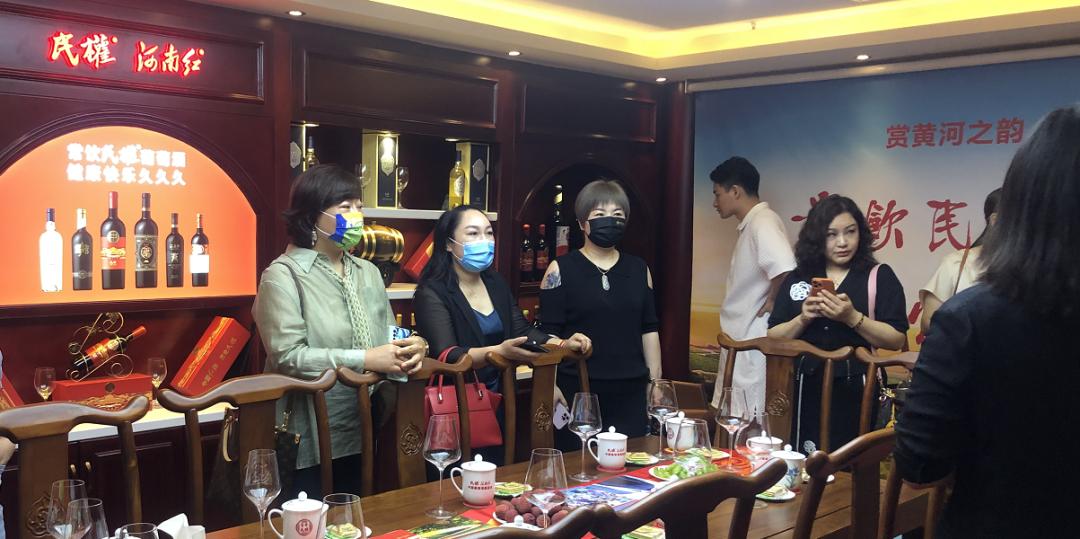 郑州女企业家协会副会长,潘刚天明民权葡萄酒有限公司