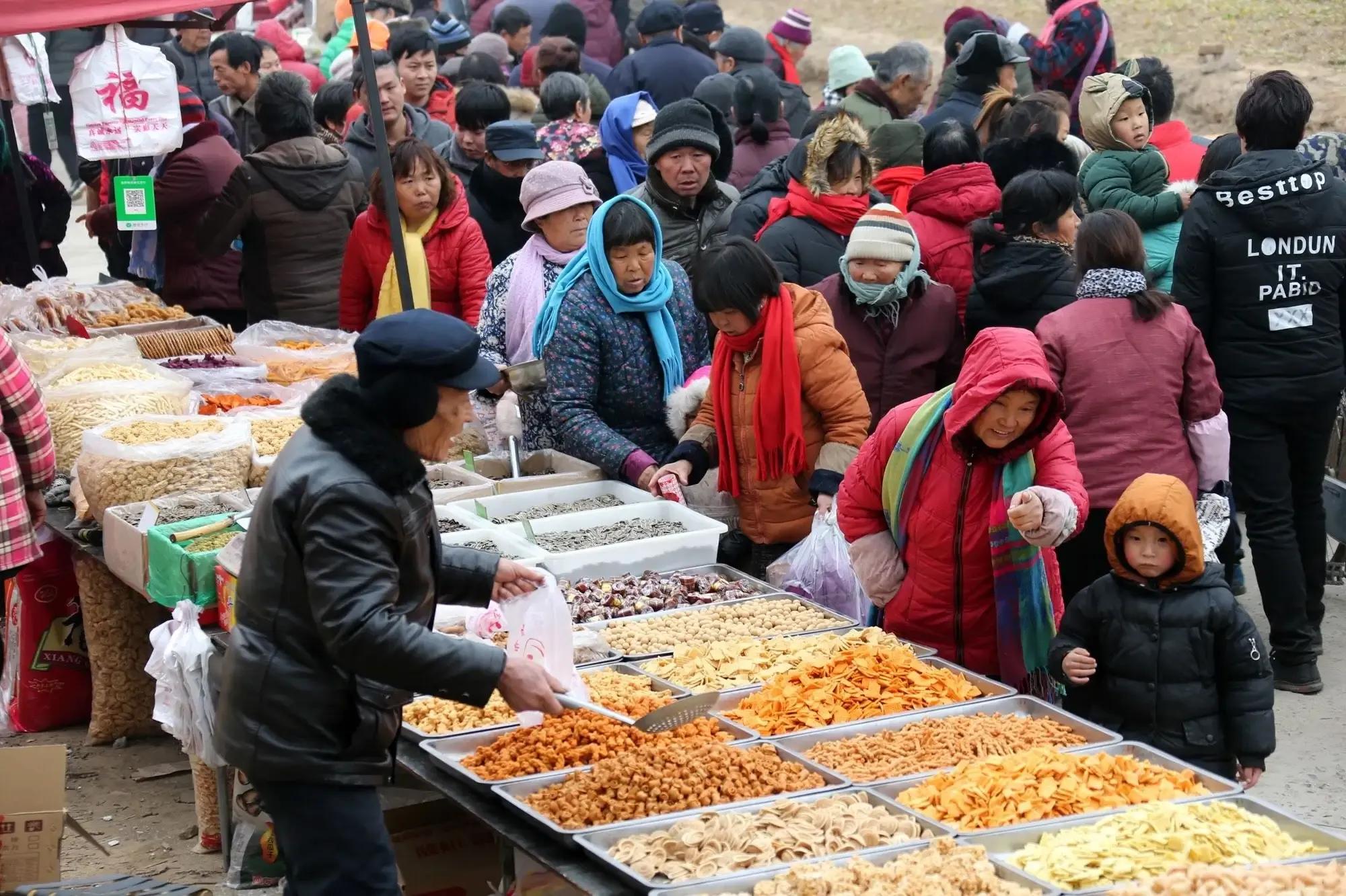赶集是我小时候的最爱，热闹喜庆，充满人间烟火味和浓浓的乡情