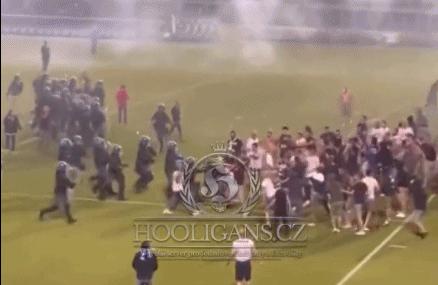 95分钟遭绝杀，112年老店再降级！球迷入场斗殴，焚烧汽车