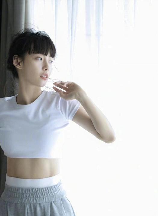 阔太张嘉倪气质真好，白T+高腰裤看似简单，却穿出初恋般的高级感