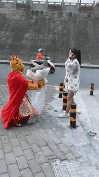 女朋友平胸是什么心理,女生平胸如何安慰