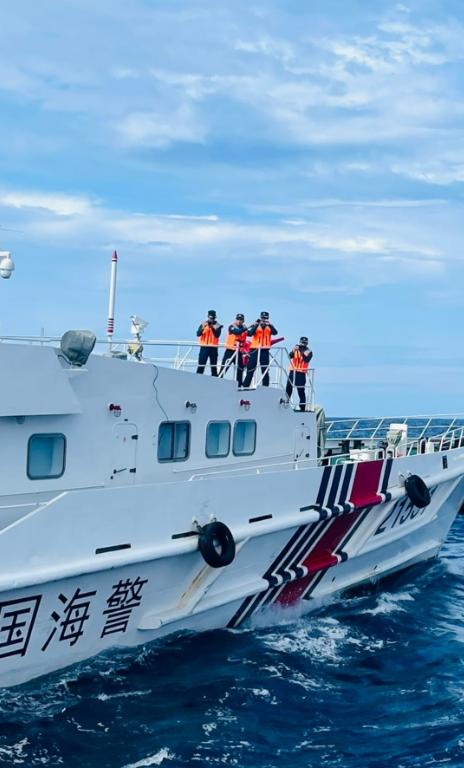 中国海警碰见菲律宾海警,菲海警船遭中方船只回应