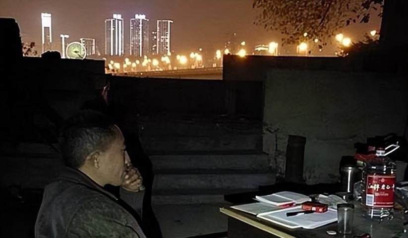 小伙卖彩票一年挣80亿,靠彩票一夜暴富走上人生巅峰