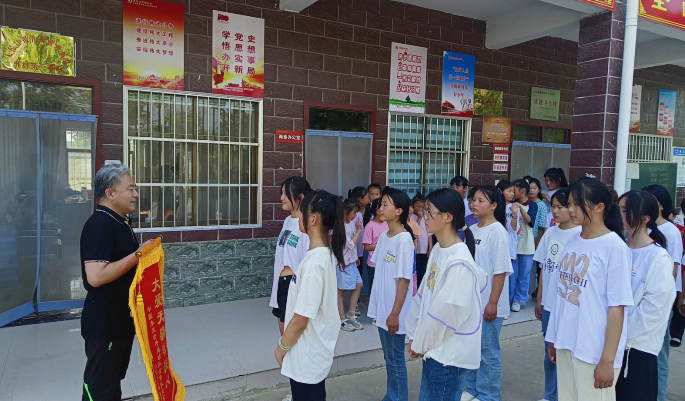 虞城木兰足球队、排球队：锦旗送驻村书记以表孩子感恩情