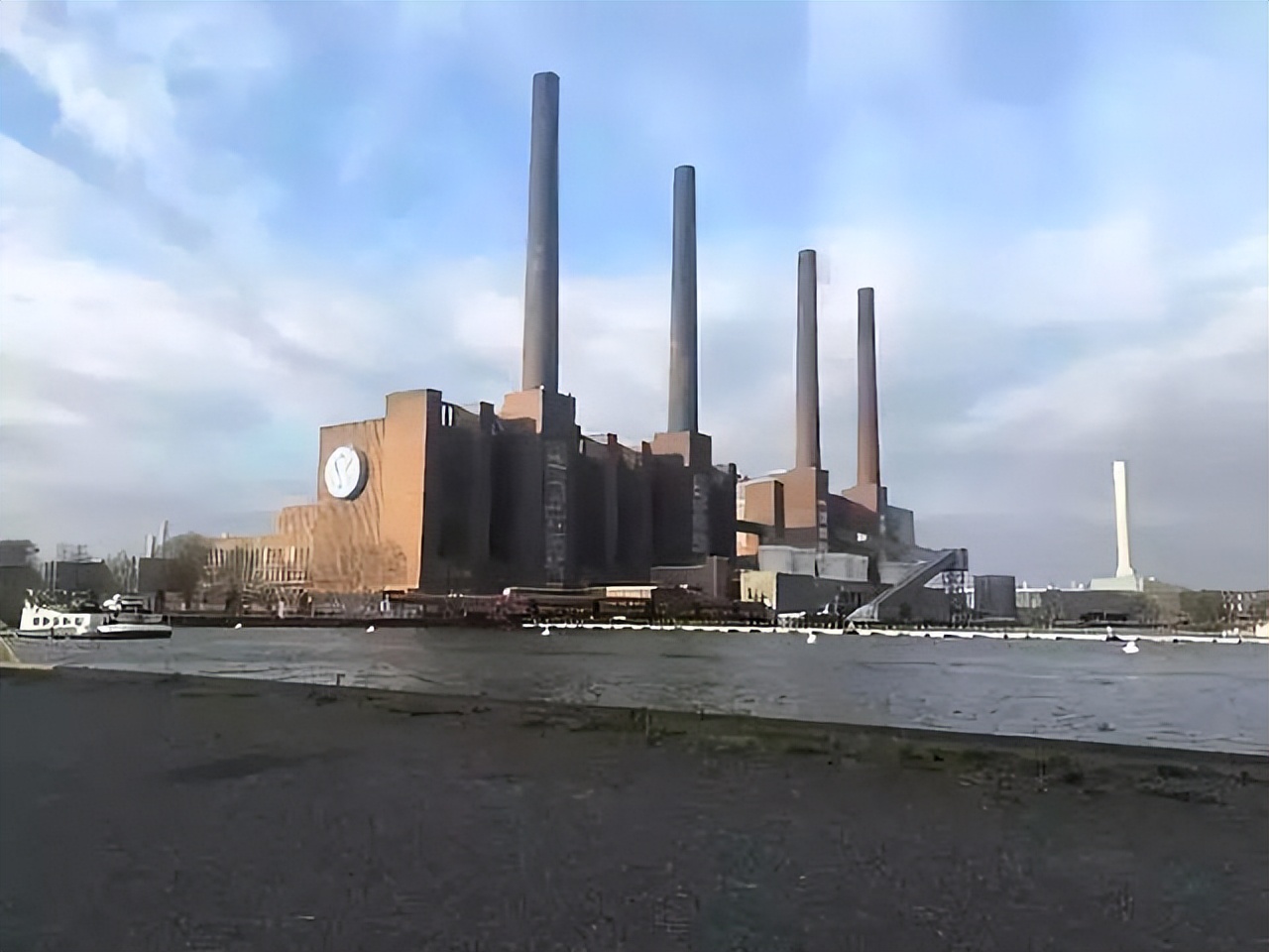 明星拍av练演技，政客当众谈论色情影片，捷克的色情业有多疯狂？