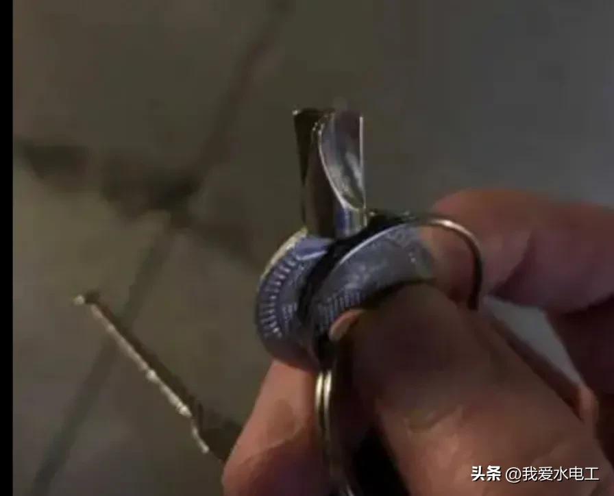 钥匙断到锁芯里面怎么取出来,钥匙断在里面拔不出来怎么办