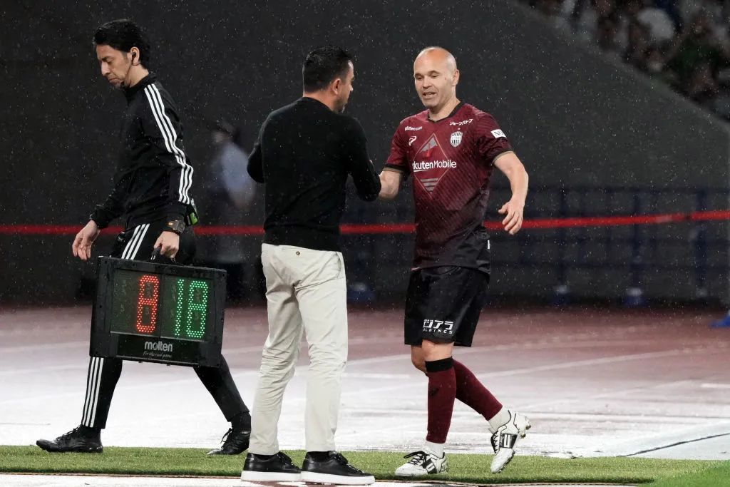 “再次见到你，微凉晨光里，笑得很甜蜜。”