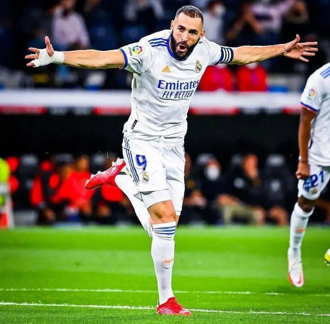 本泽马迎来第500场皇马首发,巴萨对阵皇马莱万和本泽马谁更强