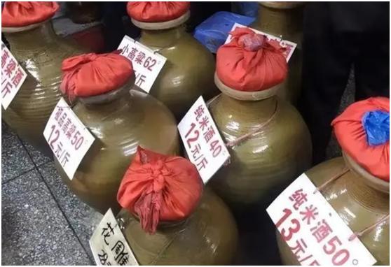 农村集市摆摊卖自己烤的酒,北方集市摆摊卖现酿白酒