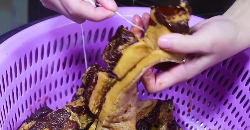 五花肉用酱油泡两天新吃法,五花肉放水里泡一夜能吃吗