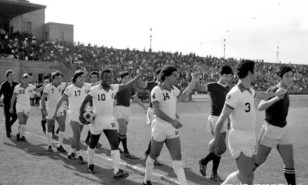 贝利拯救了巴西足球吗,贝利安慰内马尔