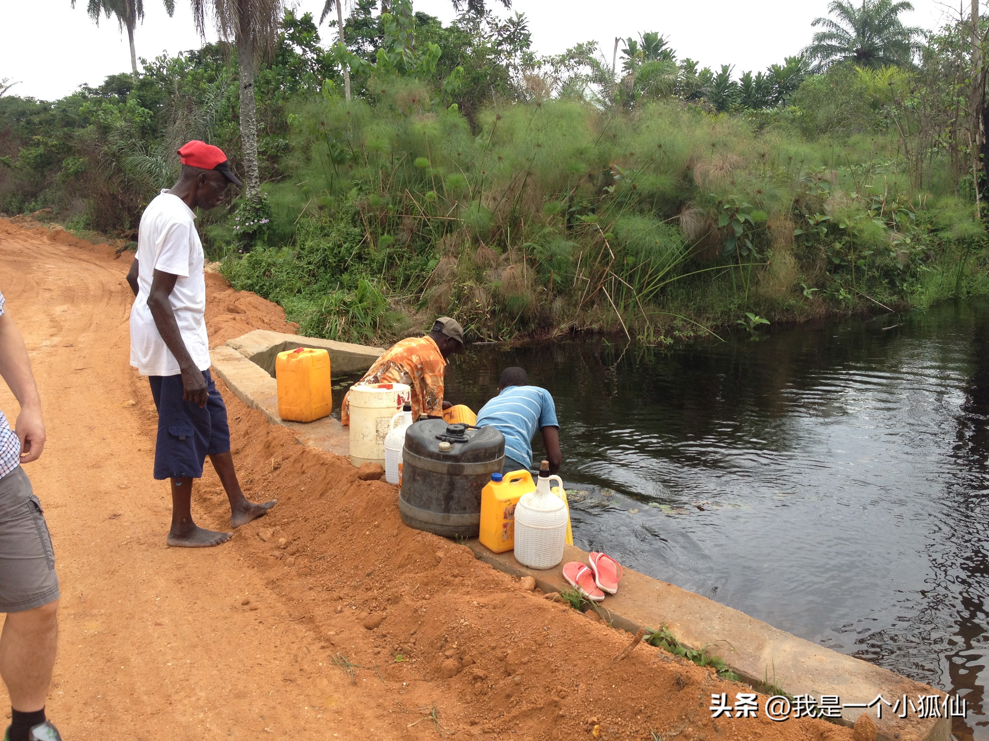 我在非洲安哥拉与黑人女人聊国产车