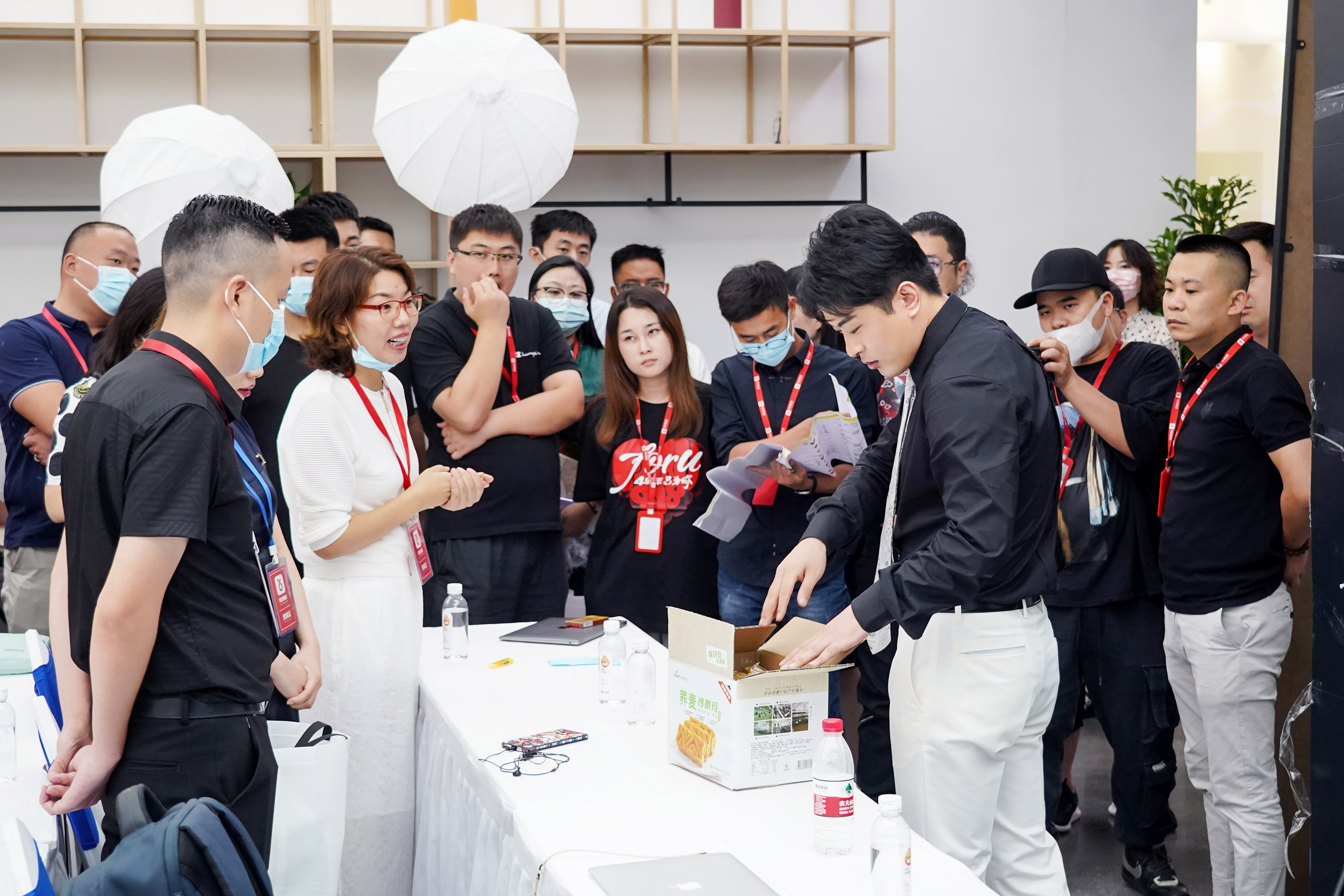 辛巴打造品控体系严审产品质量,永川人大代表变身劳工助农解民忧