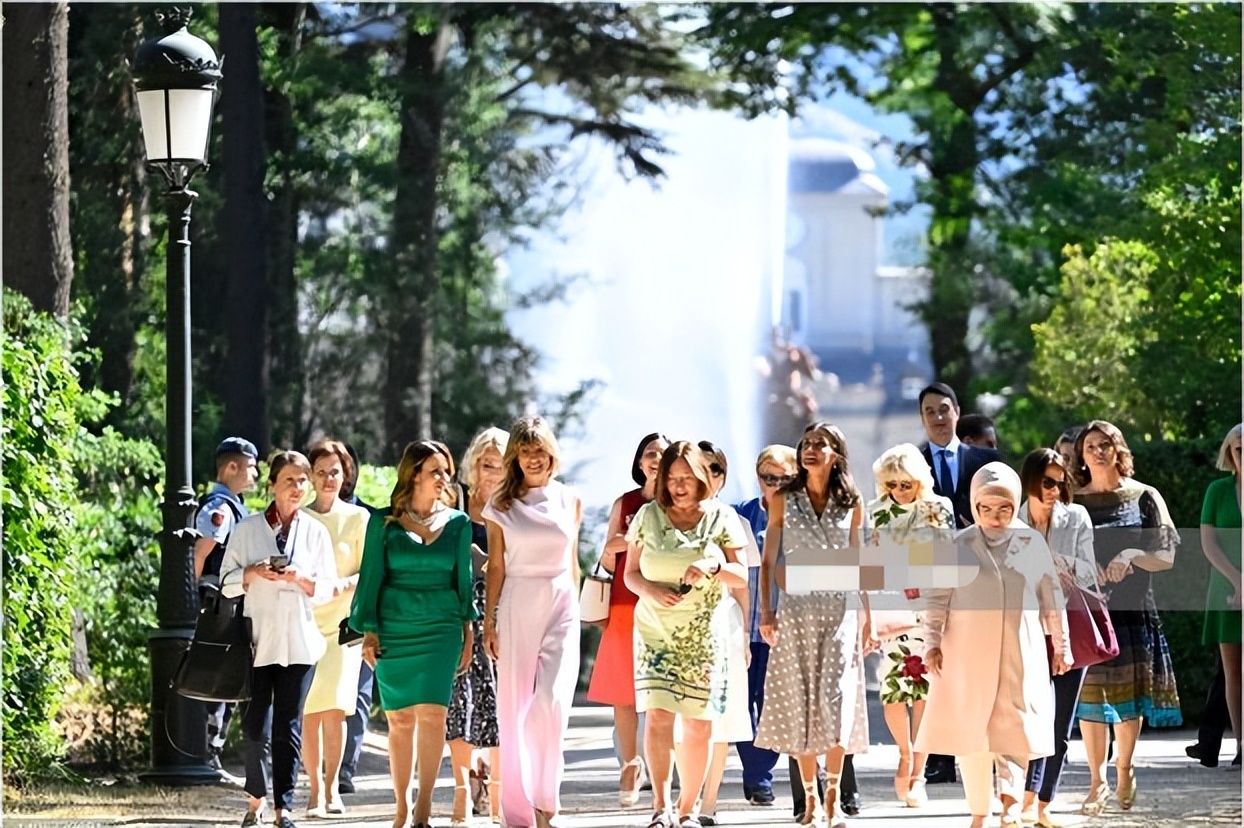 北约领导人夫人合影,北约峰会夫人