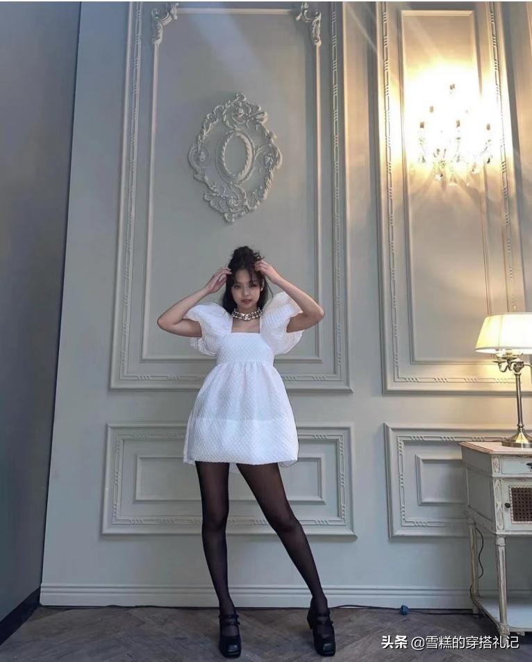 今年流行黑丝配玛丽珍鞋,夏季怎么穿黑色玛丽珍鞋