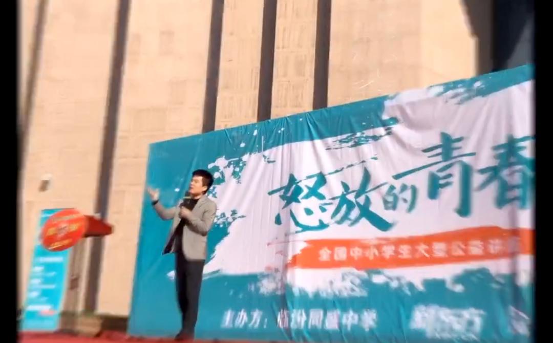 董宇辉7亿,董宇辉行走困难疑脚受伤