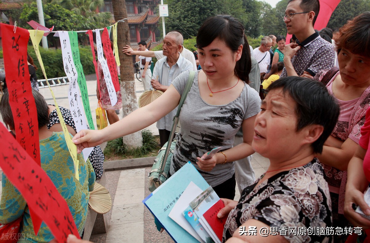 四柱短又短，两耳像蒲扇，鼻子哼哼响，尾巴打个圈（打一动物）